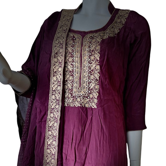 New, Purple Pajama Kameez with Gold Detail. Size: Medium - Picture 5 of 15